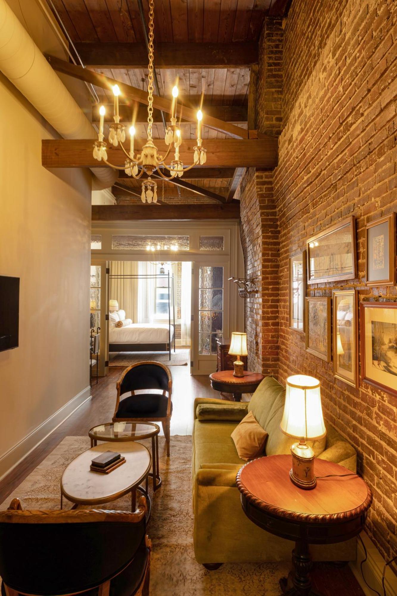 Hotel Cleo, Knoxville Downtown, A Tribute Portfolio Hotel エクステリア 写真