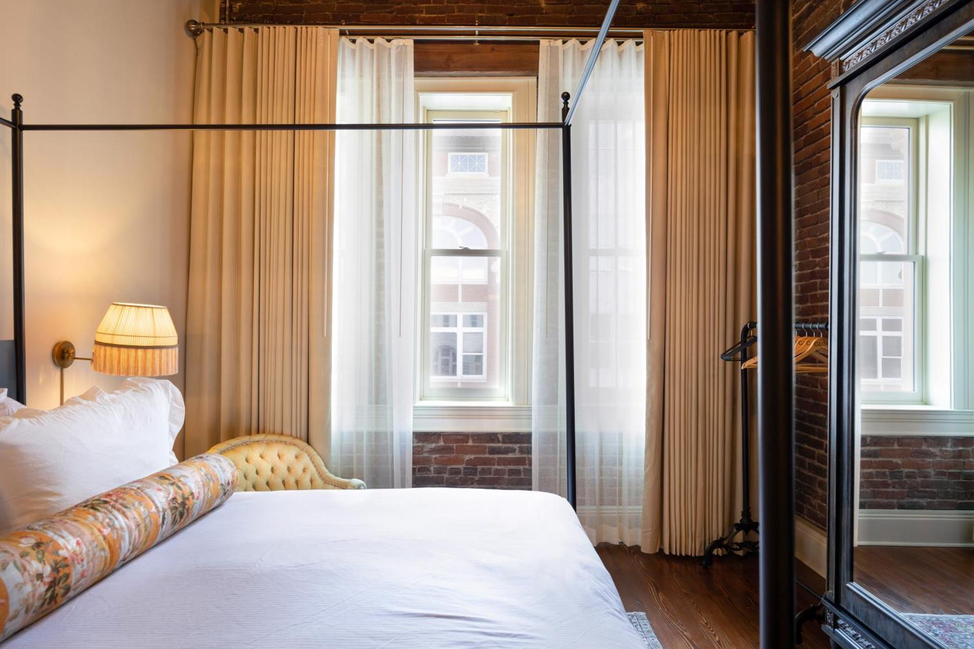 Hotel Cleo, Knoxville Downtown, A Tribute Portfolio Hotel エクステリア 写真
