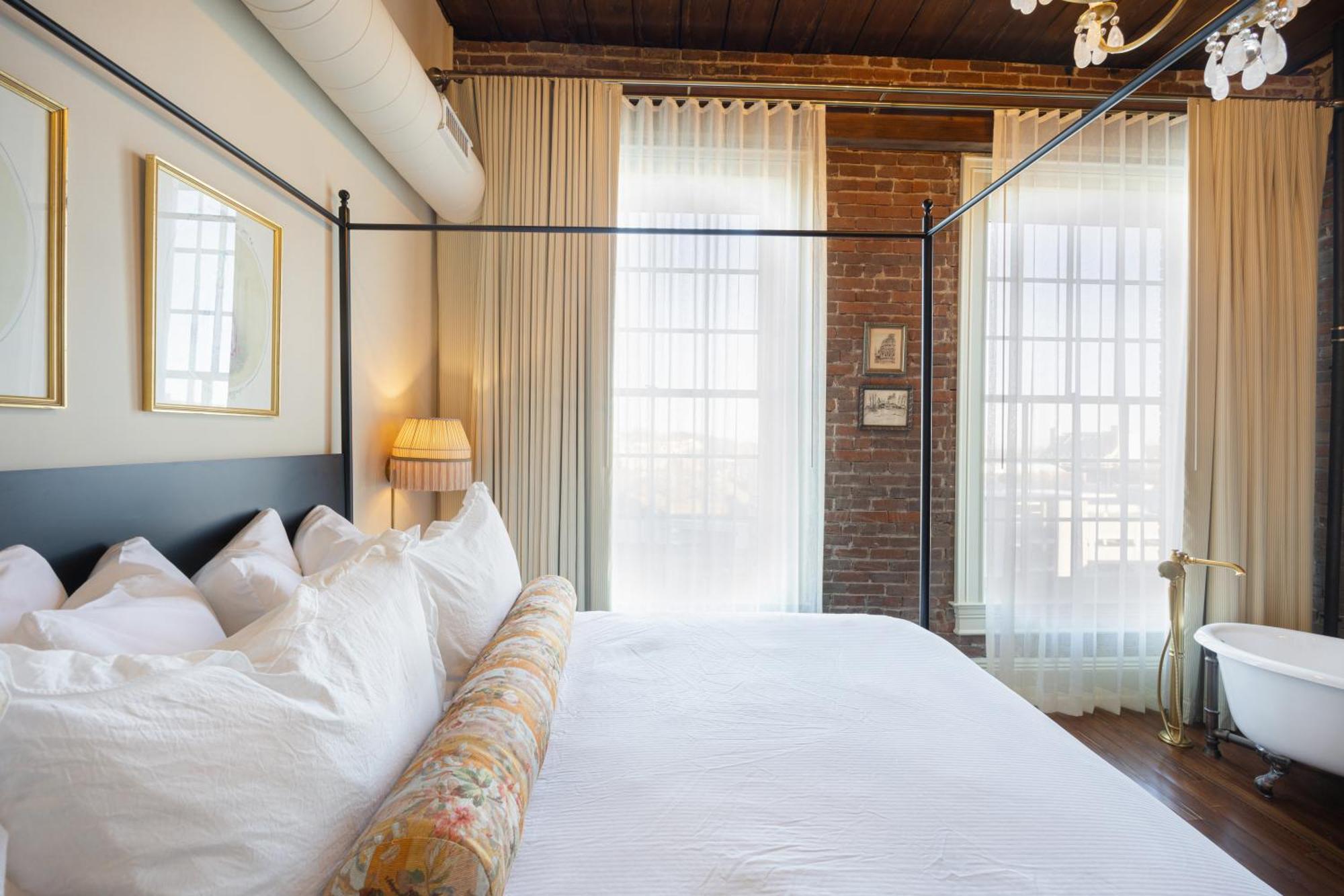 Hotel Cleo, Knoxville Downtown, A Tribute Portfolio Hotel エクステリア 写真