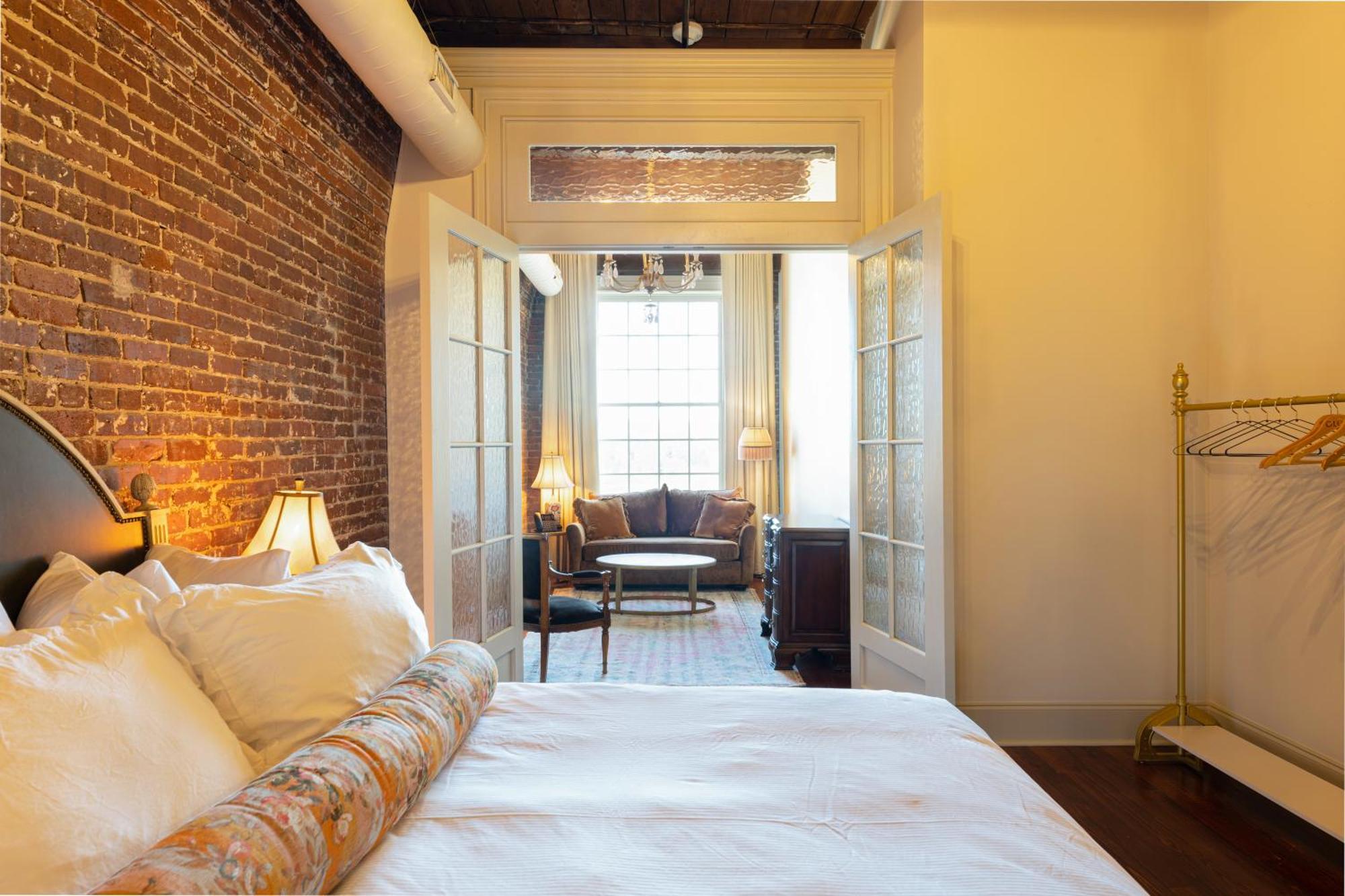 Hotel Cleo, Knoxville Downtown, A Tribute Portfolio Hotel エクステリア 写真