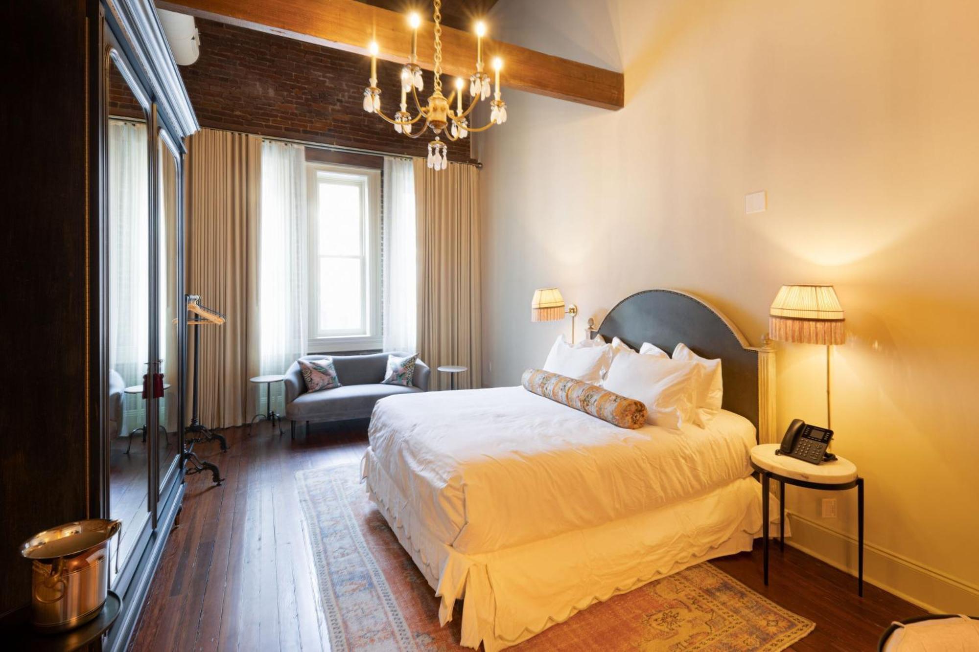Hotel Cleo, Knoxville Downtown, A Tribute Portfolio Hotel エクステリア 写真